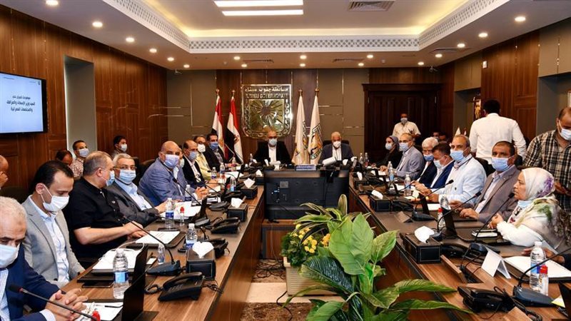 وزير الإسكان ومحافظ