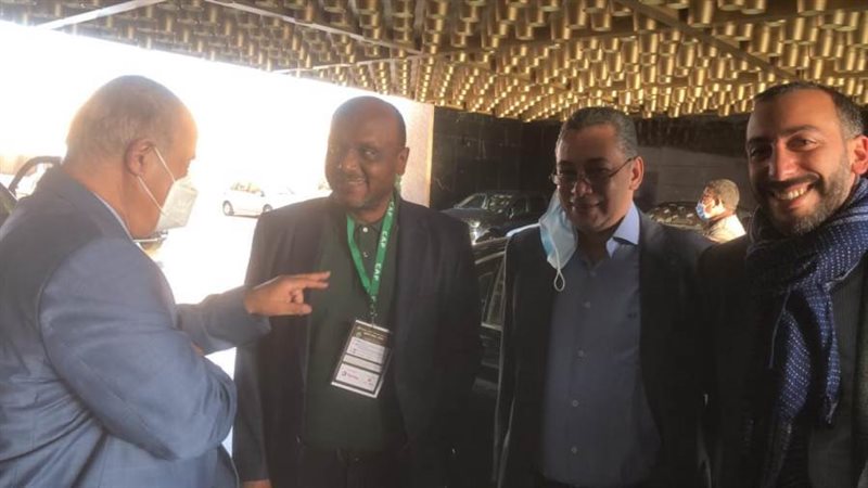 السفير المصري يرافق