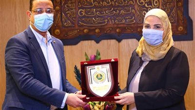محافظ الفيوم يسلم وزيرة التضامن الاجتماعي درع المحافظة