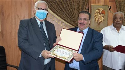 تكريم الفائزين بجائزه الدكتور أحمد عسكر بمجلس البيئة بجامعة القناة