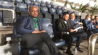 السفير المصري مع أعضاء الزمالك في مقصورة ملعب محمد الخامس