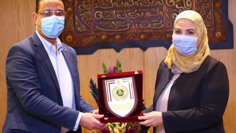 تسليم الدرع لوزيرة