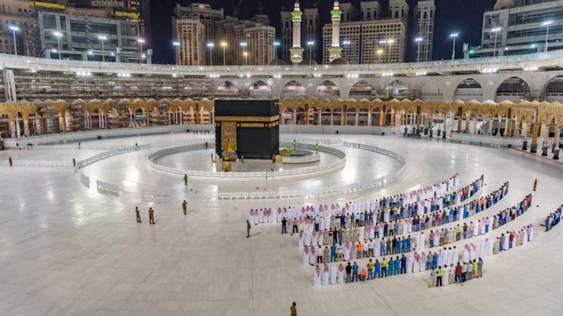 المعتمرون فى المسجد