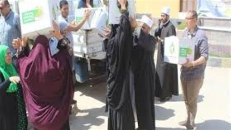 قافلة الأزهر توزع