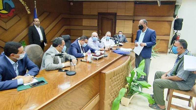 محافظ البحيرة يلتقى