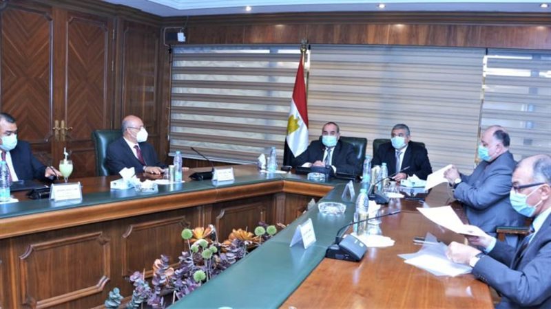 الوزير خلال الاجتماع