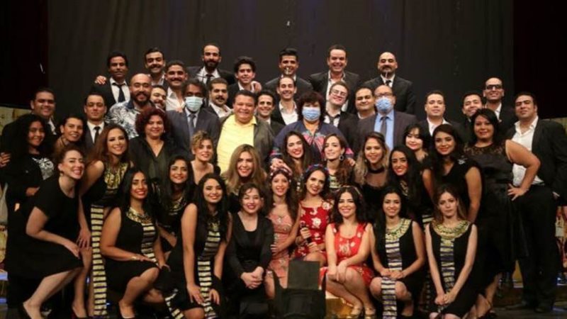 وزيرة الثقافة مع