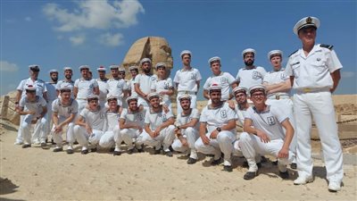 موسيقى البحرية الفرنسية تعزف بالأهرامات