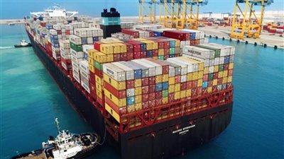 رغم تساقط الأمطار .. انتظام حركة السفن والشاحنات والبضائع بميناء الإسكندرية 