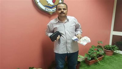 أمانة سائق بجامعة سوهاج أعاد  5 آلاف جنيه لصاحبها ورفض المكافأة 