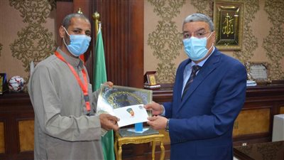 محافظ المنيا يكرم سائق توك توك بمركز سمالوط لأمانته