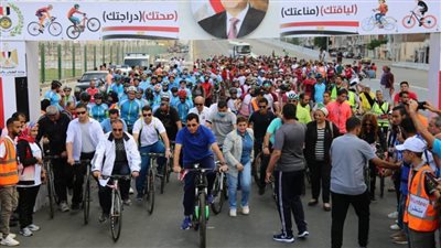 وزير الرياضة يقود ماراثونًا للدراجات الهوائية بالإسكندرية