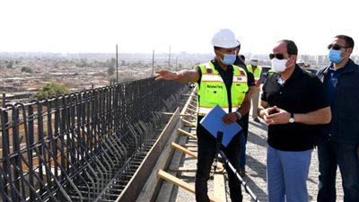 الرئيس السيسي يتفقد مواقع عمل بمشروعات التطوير بشبكة الطرق بالقاهرة الكبري
