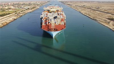 في سابقة هي الأولى.. قناة السويس تُسجل عبورًا تاريخيًا لأكبر سفينة حاويات بالعالم 