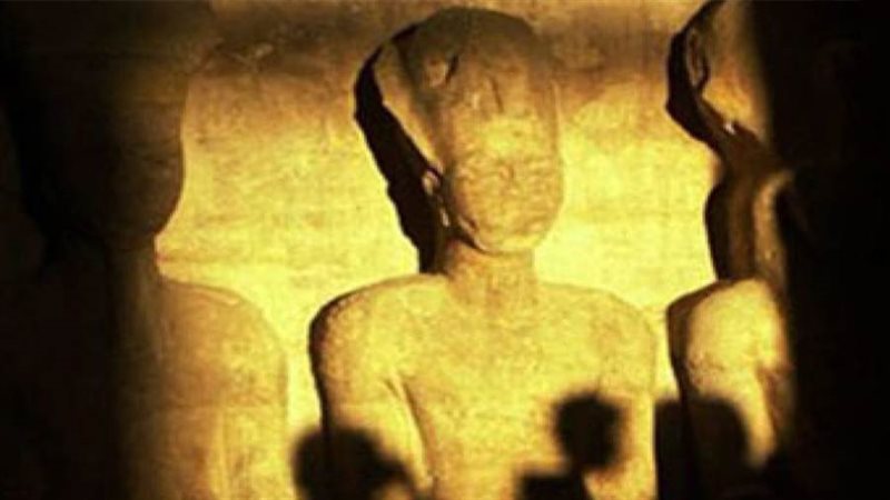 تعامد الشمس على تمثال