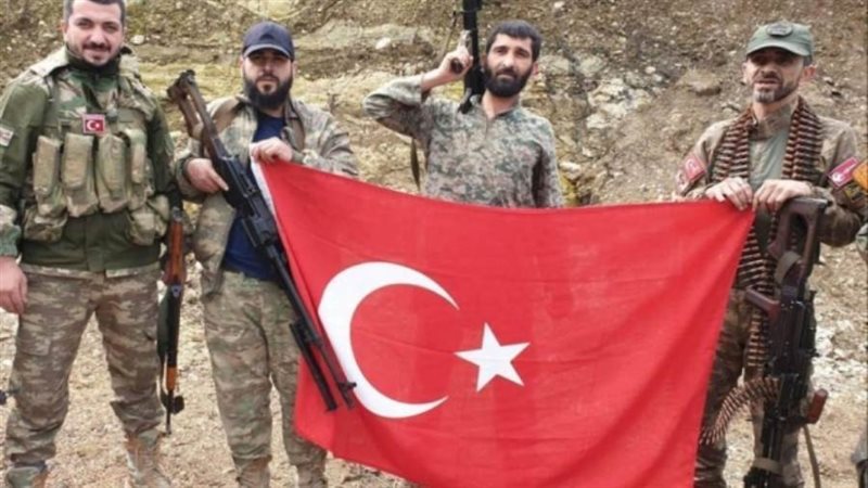 إرهابيون يرفعون العلم