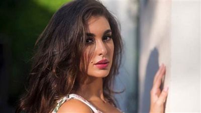 ياسمين صبري تكشف سر الفستان الأزرق في مهرجان الجونة  فيديو