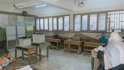 توافد الناخبين للإدلاء بأصواتهم في انتخابات 