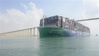 عبور أكبر سفينة حاويات في العالم تعمل بالغاز الطبيعي لقناة السويس