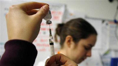 بريطانيا.. شكوك في فعالية لقاح أكسفورد ضد كورونا بعد تجربته على 500 مسن