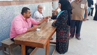 كبار السن وذوو الاحتياجات يحرصون على الإدلاء بأصواتهم في انتخابات النواب بالمنيا.. صور