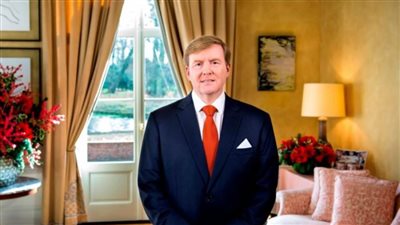 ملك هولندا يمنح أسقف الكنيسة القبطية المصرية وسامًا بلقب فارس