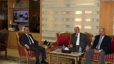   وزير العدل يلتقي 