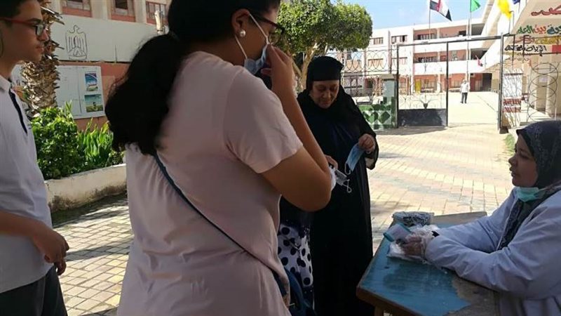 سيدات الفيوم بالكمامات