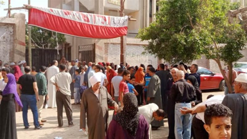 إقبال كثيف من الشباب