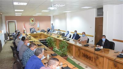 مركز التدريب التمريضي بجامعة سوهاج يناقش تقديم دورات تخصصية في اللغة