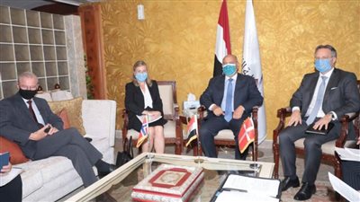 وزير النقل يعقد اجتماعاً موسعاً مع سفيري الدنمارك والنرويج بالقاهرة لبحث التعاون في مجال النقل البحري