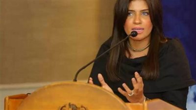 سماح مهران تستعرض تصميمات الفنانة بسمة بمهرجان الجونة