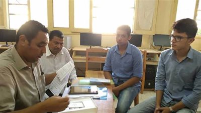 وكيل مديرية التربية والتعليم يتابع توزيع التابلت على الطلاب