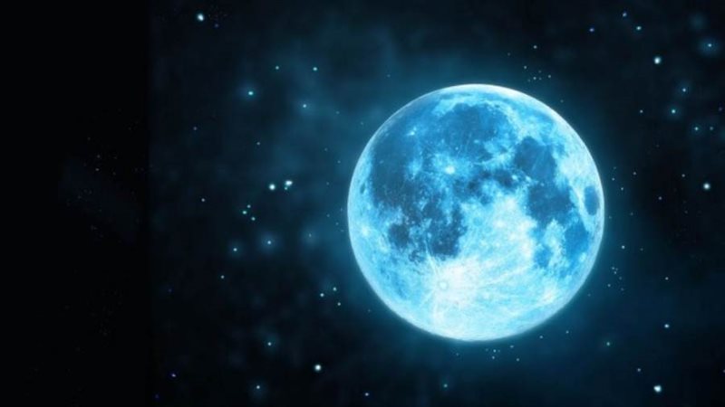 القمر الأزرق