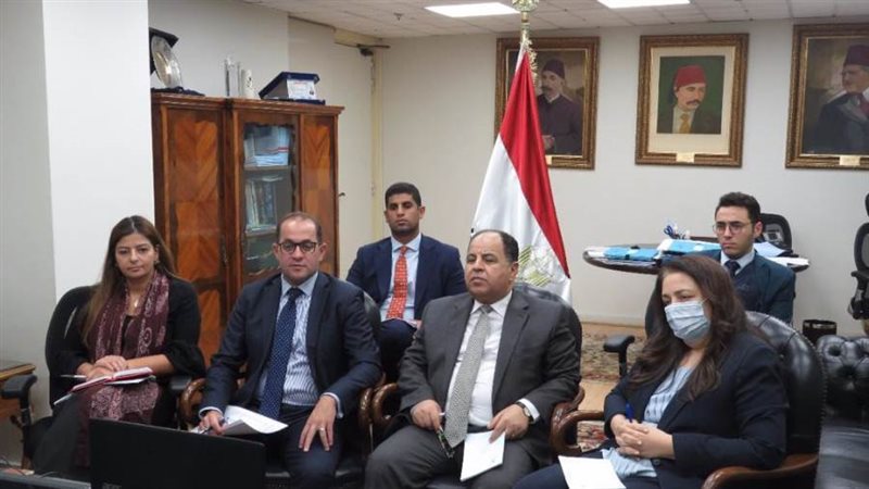 وزير المالية وقيادات