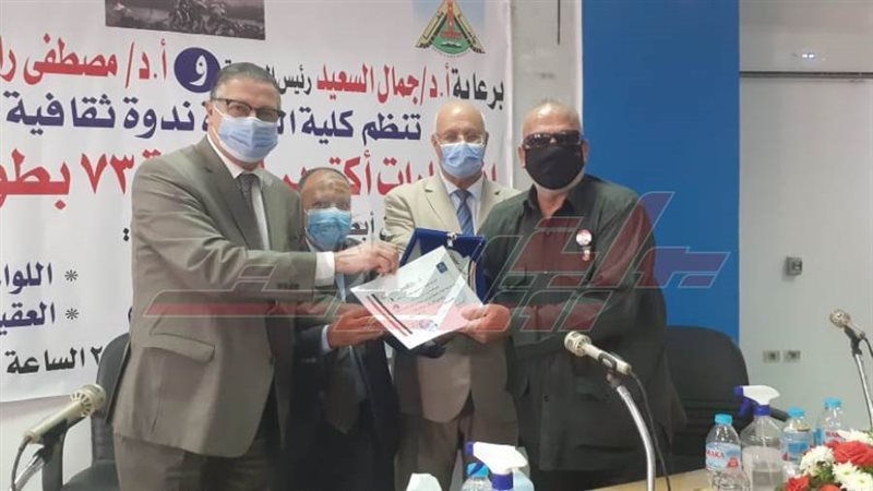 رئيس جامعة بنها يكرم