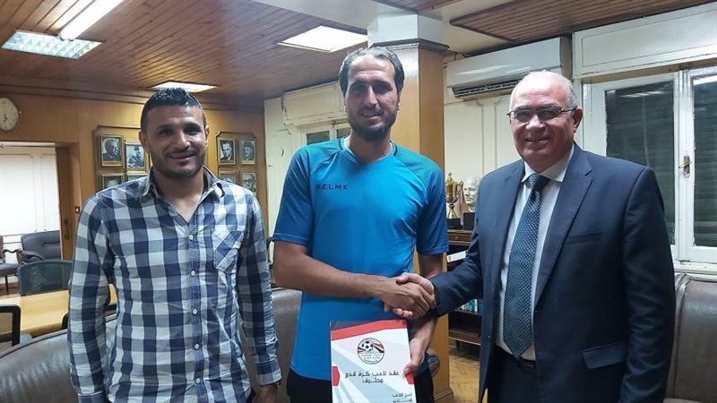 حسين حمدي بعد توقيعه