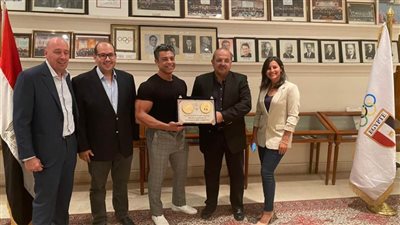 الأولمبية تكرم محمد عصب خامس عالم كمال الأجسام 