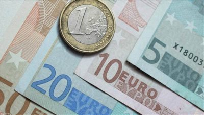 اليورو يهبط إلى أدنى مستوياته في شهر