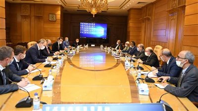 وزير الإنتاج الحربى يبحث تصنيع الجرارات مع منسك البيلاروسية