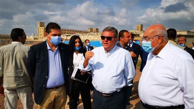 وزير قطاع الأعمال يتفقد أعمال إنشاء أكبر مصنع غزل في العالم