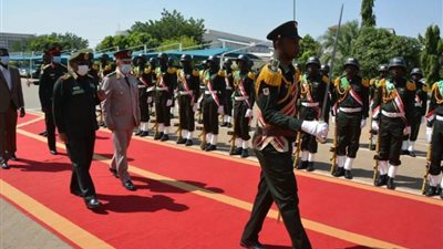 بالصور.. استقبال رسمي مهيب للفريق محمد فريد في السودان