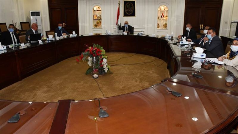 وزير الإسكان يستعرض