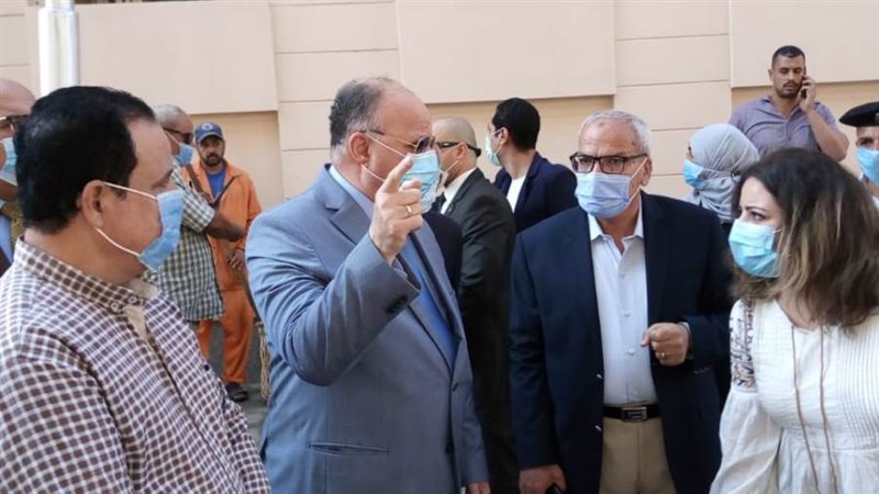 محافظ القاهرة أثناء