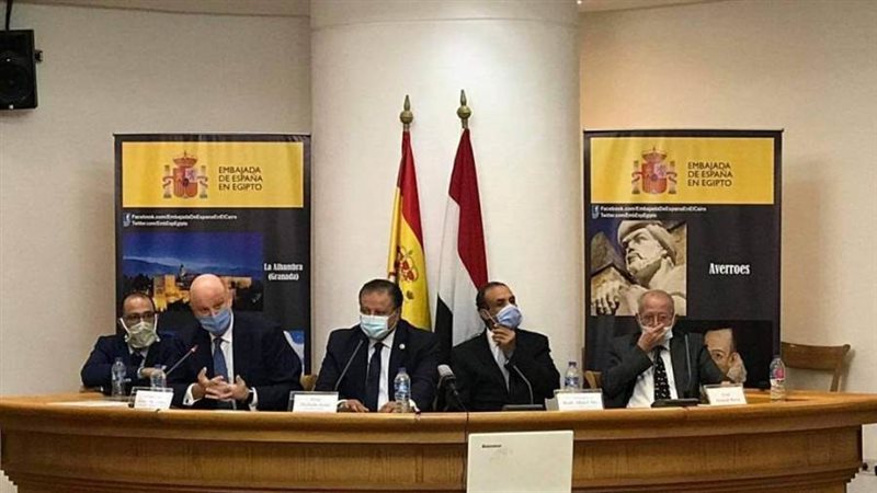 جانب من الندوة