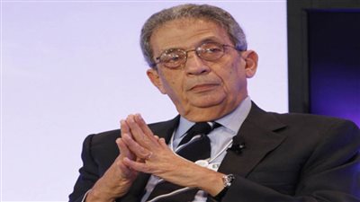 عمرو موسى يهدي مكتبته الخاصة لجامعة النيل الأهلية