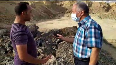 ظاهرة غريبة.. تصاعد أبخرة وخروج جمرات من باطن الأرض