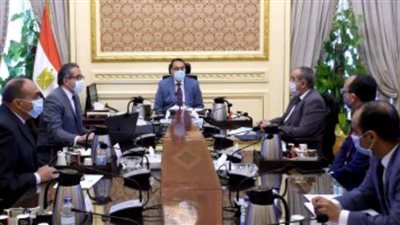 رئيس الوزراء خلال رئاسته اجتماع اللجنة العليا لإدارة أزمة فيروس 