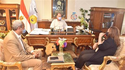 محافظ أسيوط يتابع تنفيذ خطة الرصف لرفع كفاءة الشوارع وتطويرها