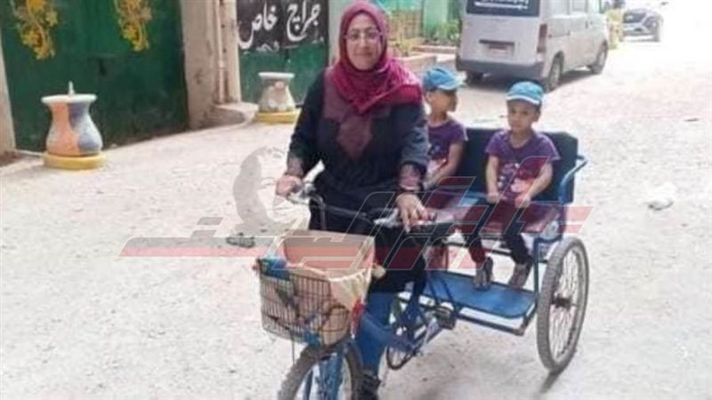 سيدة تعمل على دراجة